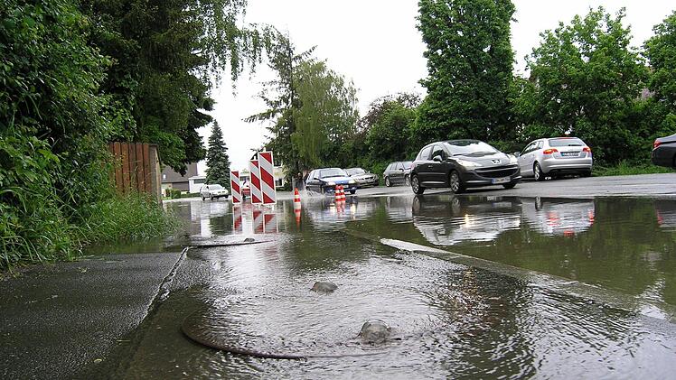 Aus den Gullys an der B470 sprudelte das Wasser. Foto: Andreas Dorsch