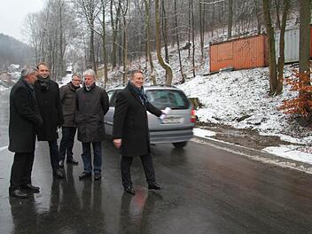 Während Stephan Pröschold von den Stadtwerken, Ingo Wolfgramm von der Stadt Kulmbach, Steffen Groschupp und Claus-Lutz Schreyer von der Günther-Bau (von links) noch das von Oberbürgermeister Henry Schramm durchschnittene Band halten, rollt der Verkehr schon wieder durch die Wolfskehle. Foto: Sonja AdamWolfskehleeröffnung