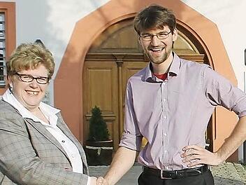 Monika Fries ist die Erste, die Lisbergs künftigem Bürgermeister Michael Bergrab gratuliert. Foto: Anke Lau
