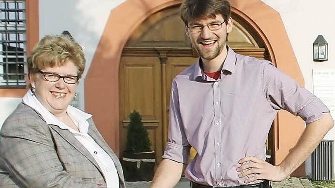 Monika Fries ist die Erste, die Lisbergs künftigem Bürgermeister Michael Bergrab gratuliert. Foto: Anke Lau