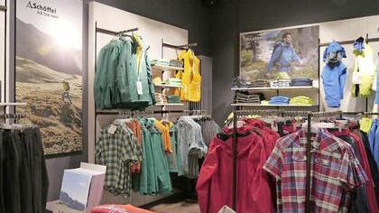 Von Jacken bis hin zu Wanderschuhen und vielem mehr reicht das Sortiment des neuen Schöffel-Lowa-Stores.
