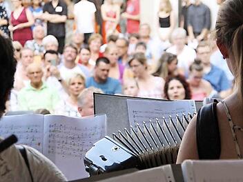 Den Musikern über die Schulter geschaut: Akkordeon-Ensemble beim Saale-Musicum in Münnerstadt. Foto: Arnold Nöth