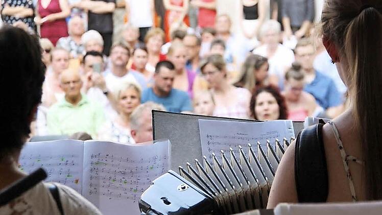 Den Musikern über die Schulter geschaut: Akkordeon-Ensemble beim Saale-Musicum in Münnerstadt. Foto: Arnold Nöth