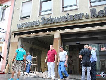 Betriebsam geht es derzeit in der Hauptstraße 44 zu. Metzgermeister Michael Reif (rotes Hemd) freut sich, wenn in zweieinhalb Wochen der Umbau beendet und die Metzgerei Schweizer und Reif neu eröffnen wird. Foto: Ekkehard Roepert