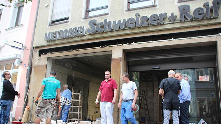 Betriebsam geht es derzeit in der Hauptstraße 44 zu. Metzgermeister Michael Reif (rotes Hemd) freut sich, wenn in zweieinhalb Wochen der Umbau beendet und die Metzgerei Schweizer und Reif neu eröffnen wird. Foto: Ekkehard Roepert