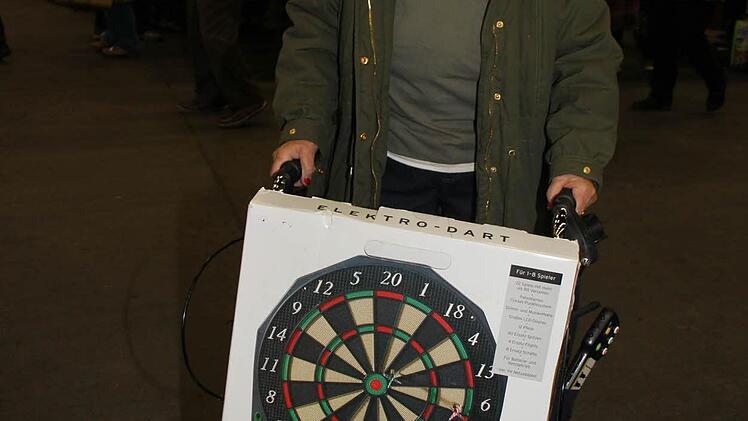 Manchmal kann auch ein Rollator praktisch sein: Marie-Luise Kaut nutzt ihn, um ein elektronisches Dartspiel zu transportiere.