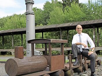In das Thema Radweg auf der Sinntalbahn scheint wieder Bewegung zu kommen, freute sich Bürgermeister Gerd Kleinhenz, hier am Bahnhof Wildflecken.  Foto: Ulrike Müller/ Archiv