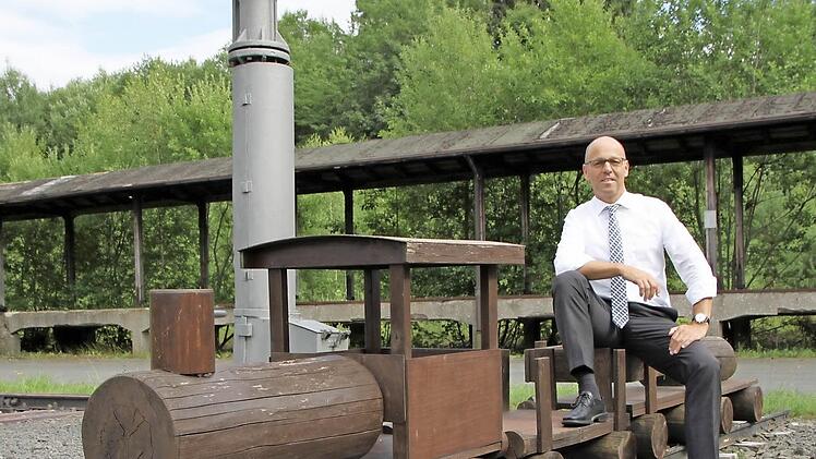 In das Thema Radweg auf der Sinntalbahn scheint wieder Bewegung zu kommen, freute sich Bürgermeister Gerd Kleinhenz, hier am Bahnhof Wildflecken.  Foto: Ulrike Müller/ Archiv