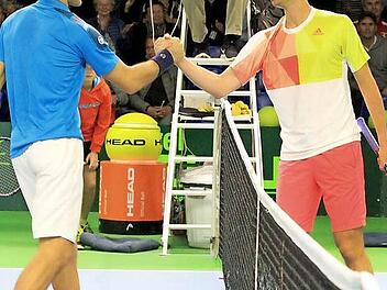 Gratulation am Netz: Florian Mayer übersprang in Eckental die erste Runde gegen Aldin Setkic. Heute fordert der Bayreuther im deutschen Duell den Karlsruher Yannik Hanfmann heraus.  Foto: Bertram Wagner