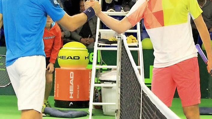 Gratulation am Netz: Florian Mayer übersprang in Eckental die erste Runde gegen Aldin Setkic. Heute fordert der Bayreuther im deutschen Duell den Karlsruher Yannik Hanfmann heraus.  Foto: Bertram Wagner
