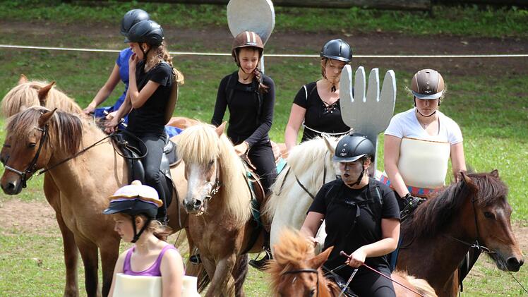 Aufführung der jungen Islandpferde-Reiter vom Altenberg in Oberbach im Jahr 2017.  Foto: Sebastian Schmitt