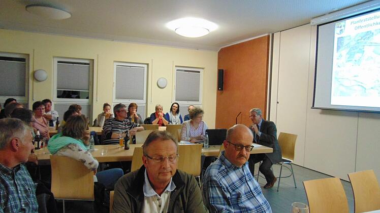 Bei der Bürgerversammlung in Ebersbach ging es teilweise hoch her. Foto: Petra Malbrich