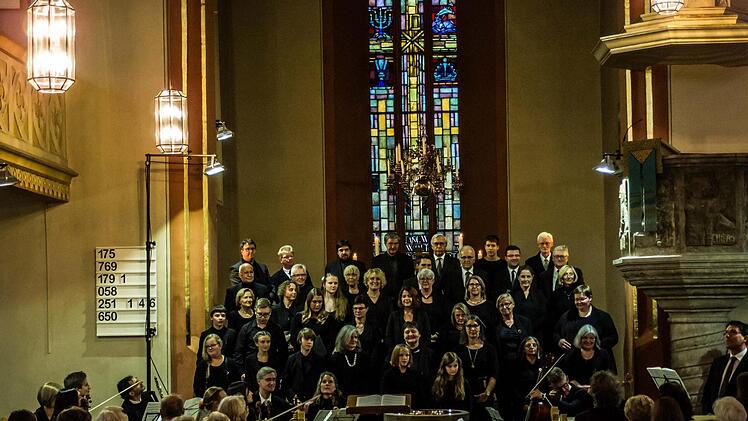 Die Kantorei St. Georg unter Leitung von Markus Heunisch gestaltete in Neustadt ein Kantatenkonzert zum Reformationsjubiläum.Foto: Jochen Berger