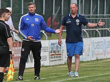 Co-Trainer Alexander Schalk (links) und Chefanweiser Oliver Müller (rechts) geben die Richtung vor: Vorbei an der Bezirksliga wollen sie ihren VfL Frohnlach schiffen, um auch in der nächsten Saison in der Landesliga Nordost an den Start gehen zu können. Ein Dreier heute in Veitsbronn muss deshalb her. Foto: Lisa Hümmer