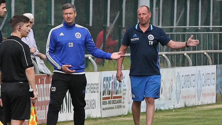 Co-Trainer Alexander Schalk (links) und Chefanweiser Oliver Müller (rechts) geben die Richtung vor: Vorbei an der Bezirksliga wollen sie ihren VfL Frohnlach schiffen, um auch in der nächsten Saison in der Landesliga Nordost an den Start gehen zu können. Ein Dreier heute in Veitsbronn muss deshalb her. Foto: Lisa Hümmer