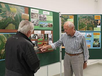 Hans Dorsch (r.) erklärt seine Ausstellung zu 40 Jahren GebietsreformFoto: Carmen Schwind