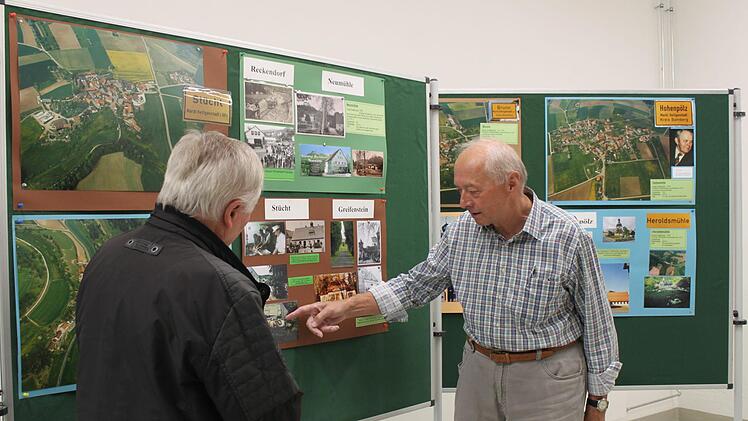 Hans Dorsch (r.) erklärt seine Ausstellung zu 40 Jahren GebietsreformFoto: Carmen Schwind