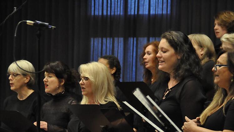 Mit zu Herzen gehenden Gospel bezauberten die Teilnehmer des Workshops "Gospel Start Up" bei ihrem Abschlusskonzert in der Hammelburger Musikakademie. Foto: Peter Klopf