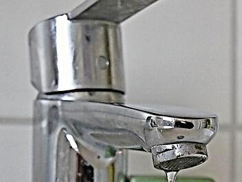 Tropft der Wasserhahn, sieht man es und kann ihn abstellen. Geschieht der Wasserverlust unterirdisch, macht das mehr Probleme. Im Wasserzweckverband Rentweinsdorfer Gruppe versickern pro Minute drei bis fünf Liter Trinkwasser. Die Verluste haben zuletzt stark zugenommen. Foto: Helmut Will