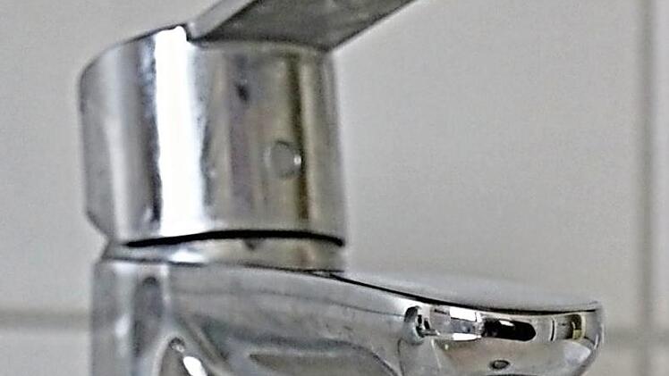 Tropft der Wasserhahn, sieht man es und kann ihn abstellen. Geschieht der Wasserverlust unterirdisch, macht das mehr Probleme. Im Wasserzweckverband Rentweinsdorfer Gruppe versickern pro Minute drei bis fünf Liter Trinkwasser. Die Verluste haben zuletzt stark zugenommen. Foto: Helmut Will