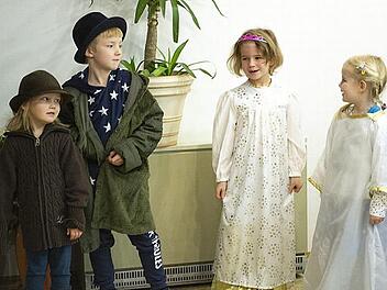 Für die Jubiläumsausgabe der Dorfweihnacht haben Jungschar und Kindergruppe das Theaterstück "Weihnachten fällt aus" einstudiert. Seit Wochen wird fleißig geprobt.  Foto: Jürgen Valentin