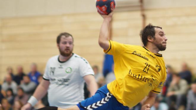 Bei der 30:34-Hinspielniederlage gegen damals noch starke M&uuml;nchberger markierte der Kunstadter Kreisspieler Marco Scholz vier Tore. Am Samstag rechnen sich die HGler im Duell, in dem beiden Mannschaften das Wasser bis zum Hals steht, Chancen auf einen Erfolg aus.  Foto: Matthias Schneider