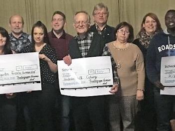 Spenden wurden in Höhe von 1500 Euro in der Hauptversammlung der Theatergruppe Hummendorf von den Aktiven übergeben. Mit im Bild der neue Vorsitzende Thorsten Tschierschky (Sechster von links) und seine neue Stellvertreterin Yvonne Waurig-Schneider (Fünfte von rechts).  Foto: Dieter Wolf