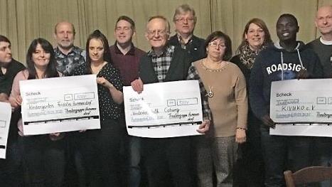 Spenden wurden in Höhe von 1500 Euro in der Hauptversammlung der Theatergruppe Hummendorf von den Aktiven übergeben. Mit im Bild der neue Vorsitzende Thorsten Tschierschky (Sechster von links) und seine neue Stellvertreterin Yvonne Waurig-Schneider (Fünfte von rechts).  Foto: Dieter Wolf