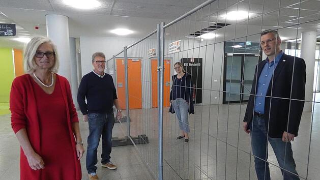 In der Mitte der Ha&szlig;furter Schulstra&szlig;e verl&auml;uft die Grenze, an der (v. l.) Gymnasium-Schulleiterin Maria Eirich, Oberstufenkoordinator Reinhold Hau, Anke M&auml;nner von der erweiterten Realschulleitung und Realschulleiter Dr. Hartmut Hopperdietzel stehen. Christian Licha