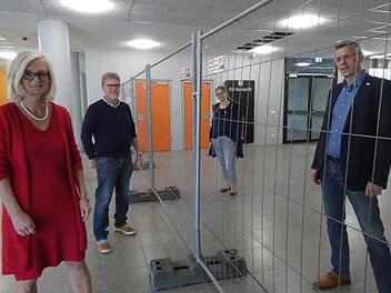 In der Mitte der Haßfurter Schulstraße verläuft die Grenze, an der (v. l.) Gymnasium-Schulleiterin Maria Eirich, Oberstufenkoordinator Reinhold Hau, Anke Männer von der erweiterten Realschulleitung und Realschulleiter Dr. Hartmut Hopperdietzel stehen. Christian Licha