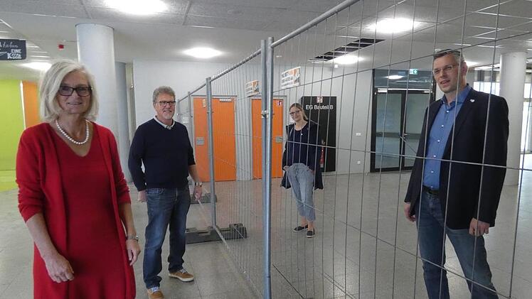 In der Mitte der Haßfurter Schulstraße verläuft die Grenze, an der (v. l.) Gymnasium-Schulleiterin Maria Eirich, Oberstufenkoordinator Reinhold Hau, Anke Männer von der erweiterten Realschulleitung und Realschulleiter Dr. Hartmut Hopperdietzel stehen. Christian Licha