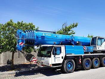 Erlangen: Alterlanger Stra&szlig;e zeitweise gesperrt - mobiler Kran im Einsatz