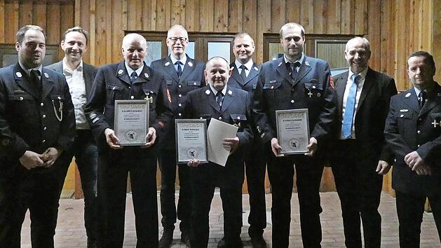Der Vorstand dankt den Geehrten f&uuml;r ihre langj&auml;hrige Treue zur Feuerwehr Schimmendorf. Im Bild Kommandant Ren&eacute; Meu&szlig;geier, B&uuml;rgermeister Robert Bosch, Harald Purucker, Kreisbrandrat Michael K&ouml;del, Vorsitzender Reiner Schwarz, Kreisbrandrat Thomas H...