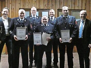 Der Vorstand dankt den Geehrten für ihre langjährige Treue zur Feuerwehr Schimmendorf. Im Bild Kommandant René Meußgeier, Bürgermeister Robert Bosch, Harald Purucker, Kreisbrandrat Michael Ködel, Vorsitzender Reiner Schwarz, Kreisbrandrat Thomas H...