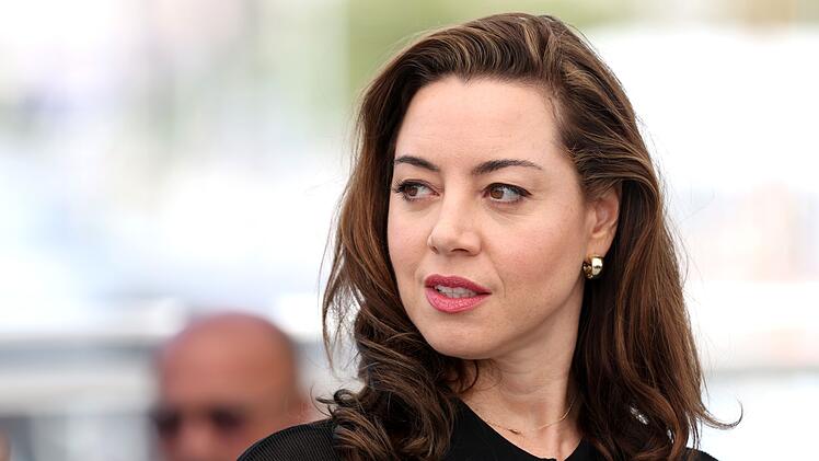 In einem Podcast hat sich Aubrey Plaza erstmalig zum Tod ihres Mannes geäußert.
