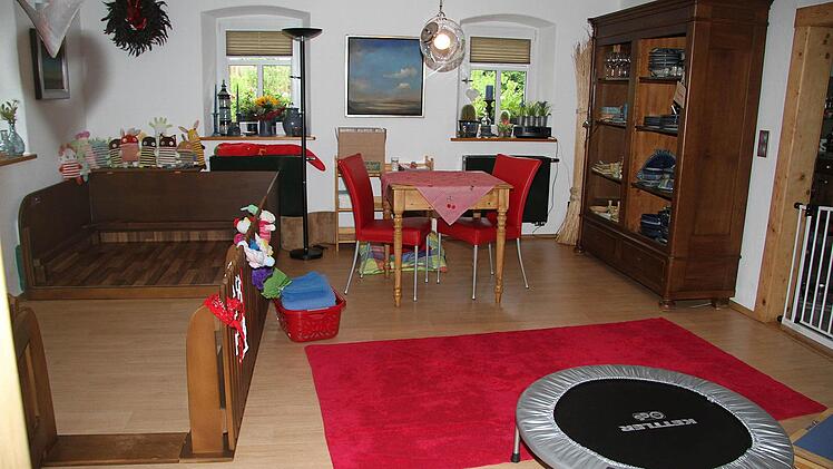 Das Wohnzimmer wurde ausgeräumt. In der Kiste mit Laufgitter wurden die Welpen geboren.