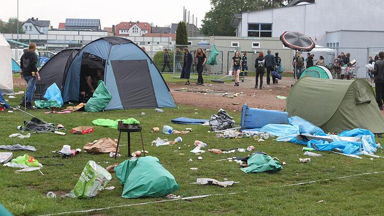 Das bleibt so nicht liegen. Gegen die Rückerstattung von Pfandgeld räumen die Festivalbesucher selbst auf.