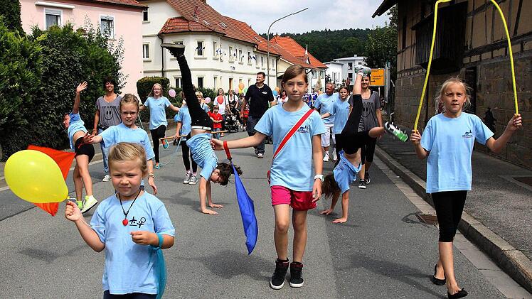 Sportlich: Der Turnverein-Nachwuchs schlug Räder, sprang Seil und schwenkte Bänder. Foto: Stefan Lutter