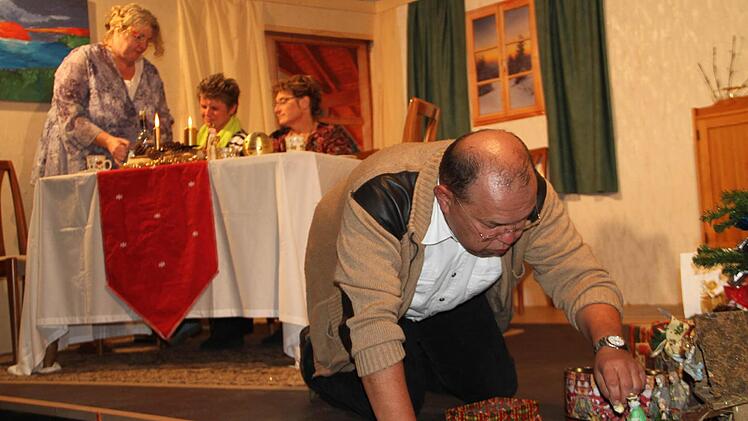 (von links) Während Babs (Silvia Klitzner), Werners Ex-Frau Rosi (Theresia Kraus-Lämmlein) und Oma (Gaby Wunder) Tee trinken, sortiert Werner (Hermann Zeis) seine Krippenfiguren. Foto: Gerda Völk