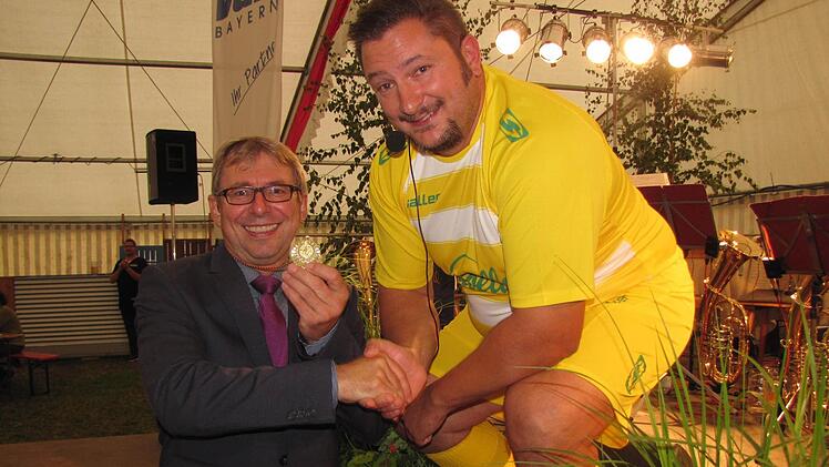 Bürgermeister Wolfgang Bauersachs bekam für die nicht ganz so freiwilligen Leibesübungen wenigstens einen Fitnessorden von den Meederer Schmalzbuam. Foto: Martin Koch