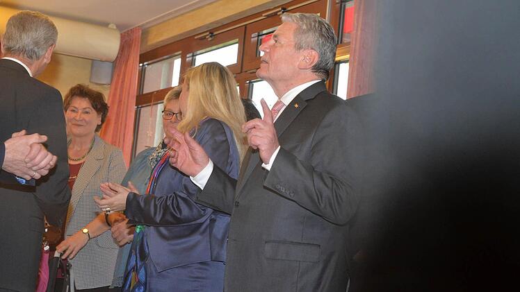 Joachim Gauck nimmt sich Zeit für Gespräche mit den Menschen.