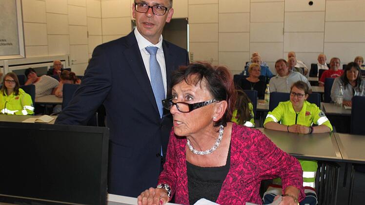 Was in dieser Szene wütend anmutet, war es nicht. Mit gespielter Entrüstung beschwerte sich eine humorige Johanna Pech über den sie zum Johann machenden Fehlerteufel auf ihrer Urkunde.  Foto: Markus Häggberg