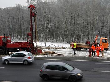 18 000 bis 20 000 Fahrzeuge fahren täglich daran vorbei: Die Maschine für die geotechnischen Untersuchungen im Vorfeld der Bauarbeiten auf der Bundesstraße 4 zwischen Mönchröden und Haarbrücken.