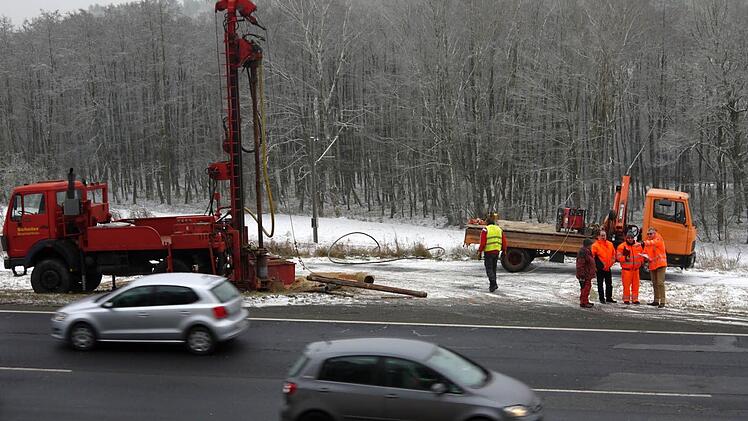 18 000 bis 20 000 Fahrzeuge fahren täglich daran vorbei: Die Maschine für die geotechnischen Untersuchungen im Vorfeld der Bauarbeiten auf der Bundesstraße 4 zwischen Mönchröden und Haarbrücken.