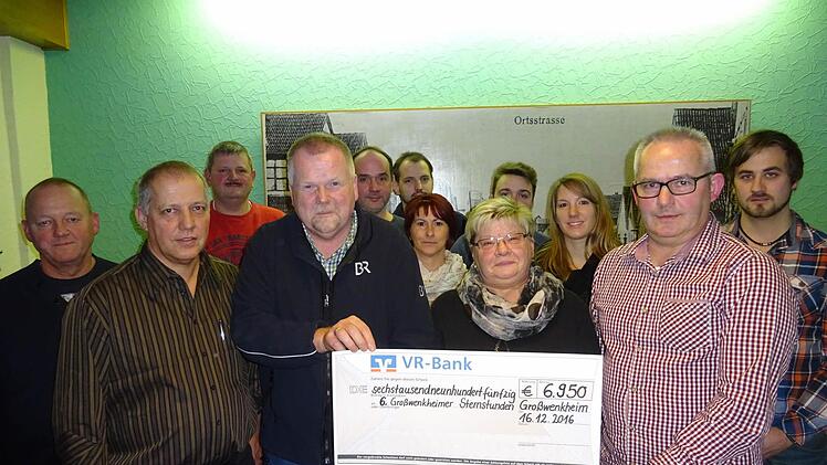 Foto: Im Beisein von Vereinsvertretern überreichten Anton Ziegler (vorne links) und Norbert Geiling (vorne rechts) den Spendenscheck an Eberhard Schellenberger.  Foto: Anton Then