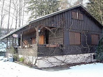 Trostlos und verlassen - so soll die Rögener Hütte bald nicht mehr aussehen. Andreas Biebl und sein "Schwiegersohn" wollen die Traditionsgaststätte im Coburger Osten zu neuem Leben erwecken. Foto: CT-Archiv / Ulrike Nauer