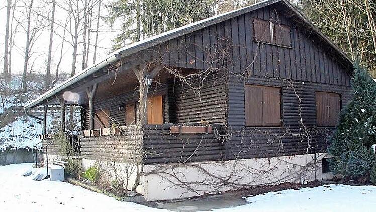 Trostlos und verlassen - so soll die Rögener Hütte bald nicht mehr aussehen. Andreas Biebl und sein "Schwiegersohn" wollen die Traditionsgaststätte im Coburger Osten zu neuem Leben erwecken. Foto: CT-Archiv / Ulrike Nauer