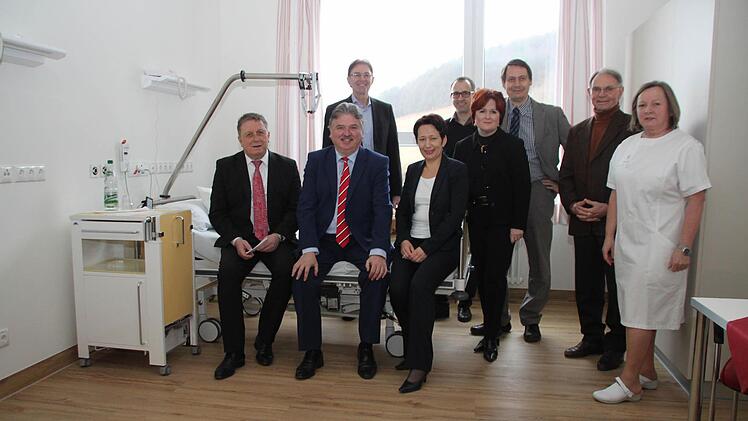 Unser Bild zeigt (sitzend, von links) OB Henry Schramm, Landrat Klaus Peter Söllner und Geschäftsführerin Brigitte Angermann mit Zweckverbandsmitgliedern, dem Architekten und der Pflegedienstleitung.