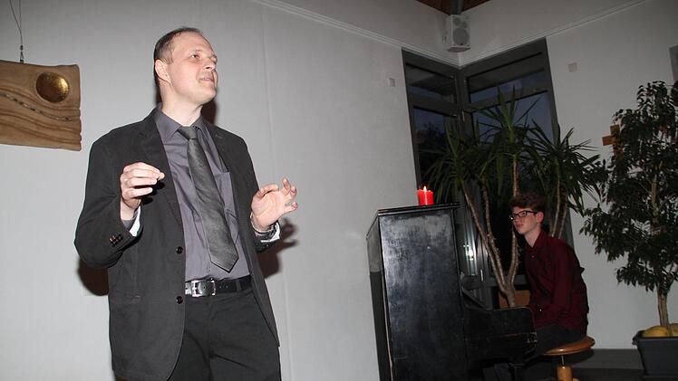 Bei einem Lyrikabend im evangelischen Gemeindehaus begeisterten  Elmar Koziel (links) und David Höppner am Klavier. Foto: Gerda Völk