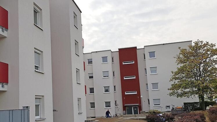 Wie Sanierung funktioniert, demonstriert die Gewog aktuell an ihren Häusern in der Bügstraße. Fotos: Ekkehard Roepert